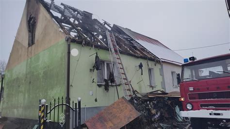 Zdjęcie spalonego dachu budynku w Karolewie