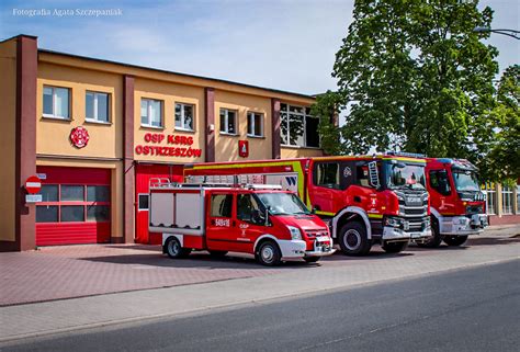 Archiwalne zdjęcie członków OSP Sierzchowy w mundurach