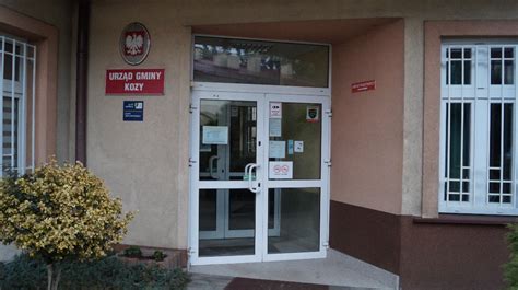 Zdjęcie przedstawiające wejście do budynku przy ul. Radzymińskiej po eksplozji, z widocznymi uszkodzeniami