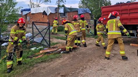 Zespołowa praca strażaków OSP podczas akcji ratowniczej lub szkolenia