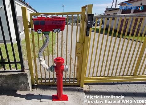 Schemat budowy wozu strażackiego z zaznaczeniem głównych elementów: podwozia, kabiny, zbiornika na wodę, autopompy.