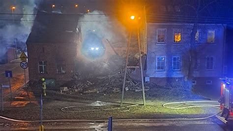 fotografia: płonący budynek socjalny, akcja ratunkowa straży pożarnej