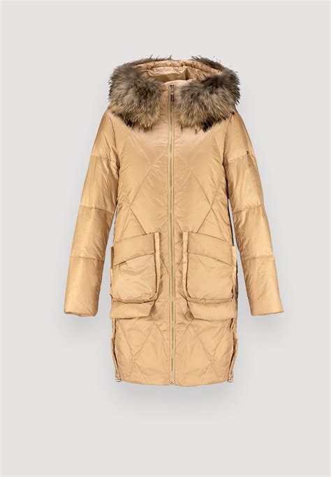 Zdjęcie kurtki softshell strażackiej w kolorze piaskowym z widocznymi naszywkami i nadrukiem 