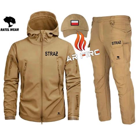 Porównanie trzech różnych modeli kurtek softshell strażackich (piaskowy, czarny, z różnym nadrukiem).