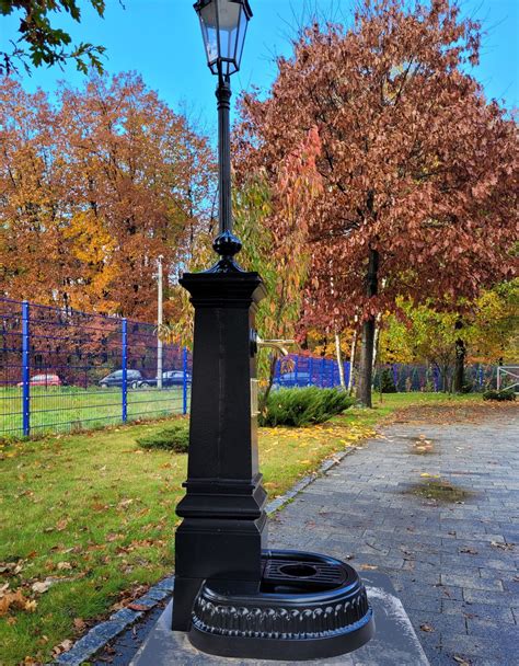 Zdjęcie nowych, stylizowanych lamp ulicznych zainstalowanych na Placu Strażackim w Lubaniu