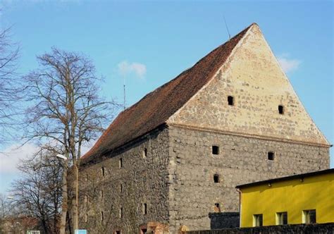 Historyczne zdjęcie lub aktualna fotografia Domu Solnego (Domu Zbożowego) na Placu Strażackim w Lubaniu