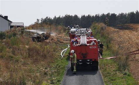 Zdjęcie płonącej przyczepy ze słomą na drodze