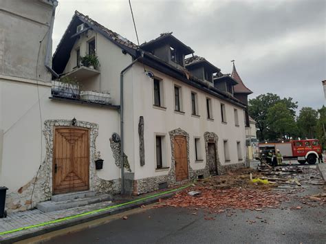 Zdjęcie spalonego dachu i zniszczonego piętra budynku mieszkalnego przy ul. Laskowej po pożarze
