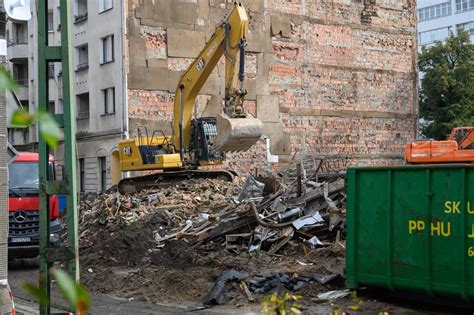Zdjęcie uszkodzonej elewacji kamienicy i ratowników na miejscu zdarzenia przy ul. Cieszyńskiej