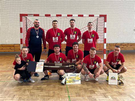 Grupa uhonorowanych strażaków OSP Polków Sagały