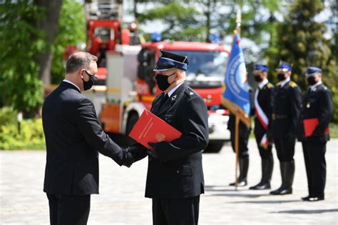 Wiceminister Jarosław Zieliński wręcza promesy na zakup wozów strażackich