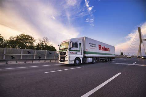 Ciężarówka firmy Raben Logistics Polska załadowana darami dla Moderówki, przygotowana przez OSP Komorniki