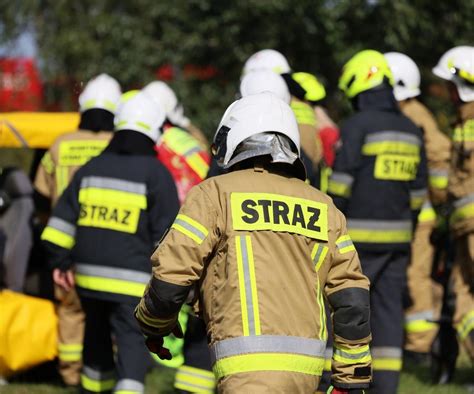 Strażak podczas szkolenia z prewencji pożarowej