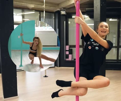 Ilustracja przedstawiająca kobietę wykonującą figurę na rurze, z naciskiem na dynamikę ruchu i siłę mięśni.