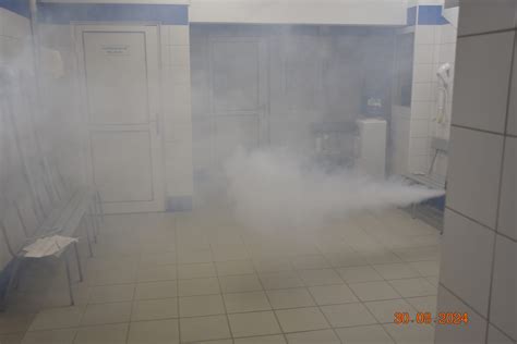 Zadymione pomieszczenie z widoczną płaszczyzną neutralną