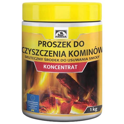 Strażak używający wyciora kominowego do usuwania sadzy