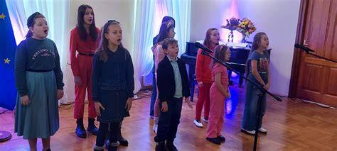 Występ artystyczny dzieci i młodzieży podczas obchodów jubileuszowych OSP Bielany