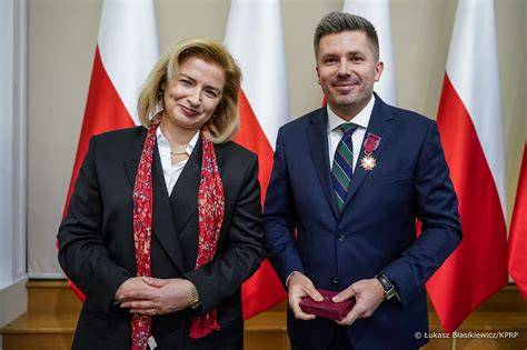 Moment wręczenia medali i odznaczeń zasłużonym członkom OSP Bielany