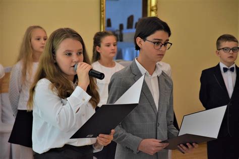 Zdjęcie przedstawiające uczniów prezentujących projekty artystyczne związane ze Stanisławem Wyspiańskim