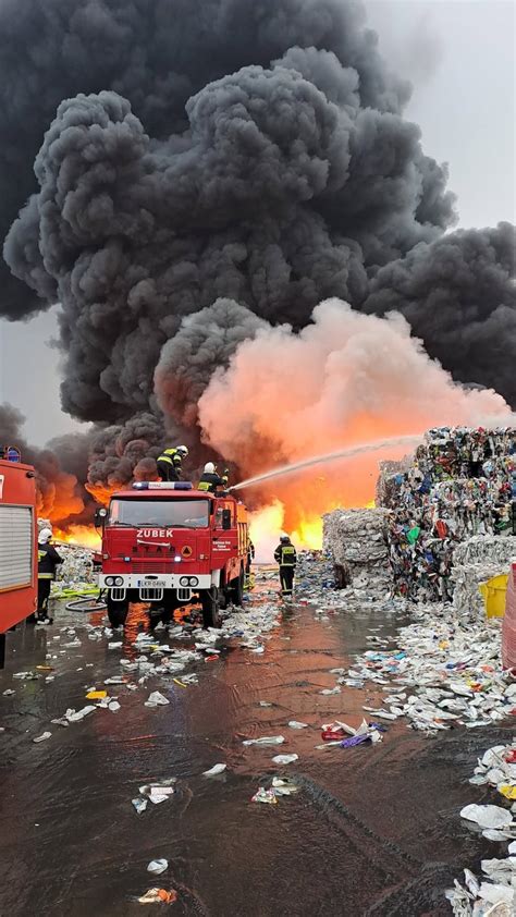 Strażacy gaszący pożar w zakładzie recyklingu w Rzeczycy Ziemiańskiej