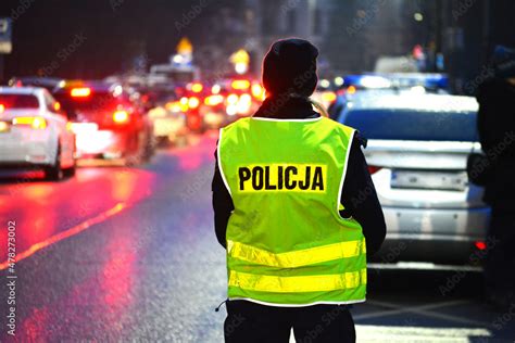 Strażak w kamizelce odblaskowej podczas akcji