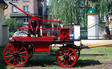 Wóz konny strażacki lub historyczne zdjęcie remizy