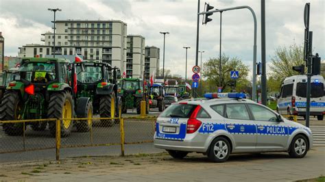 policja zabezpieczająca teren kaplic po akcie wandalizmu