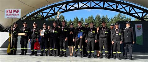 Zdjęcie grupowe strażaków podczas ceremonii otwarcia zawodów sportowo-pożarniczych