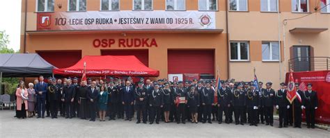 Zdjęcie grupowe z uroczystości 100-lecia OSP Sulisławice z udziałem oficjeli