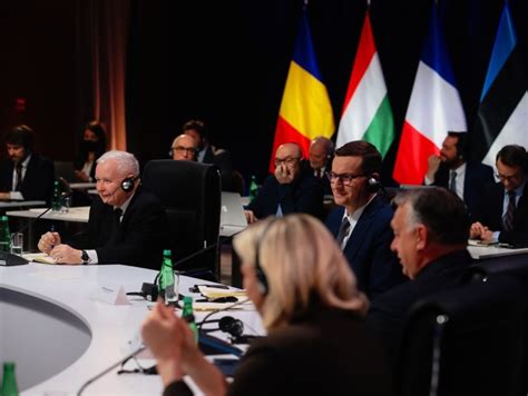 Zdjęcie z Warsaw Summit z udziałem liderów partii odwołujących się do tradycyjnych wartości
