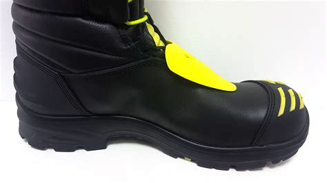 zdjęcie pary butów bojowych strażackich