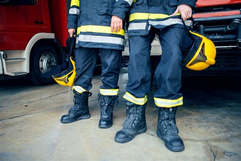 infografika przedstawiająca proces zamawiania obuwia strażackiego