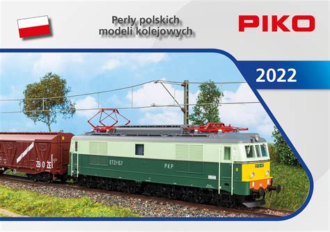 Znak firmowy PIKO na tle modeli kolejowych lub fabryki