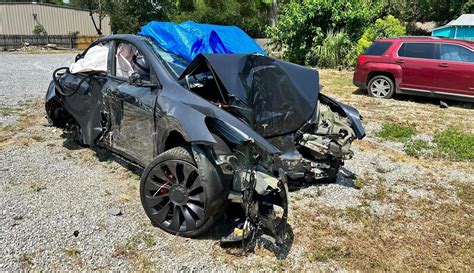 Zdjęcie płonącego samochodu Tesla Model Y po wypadku.