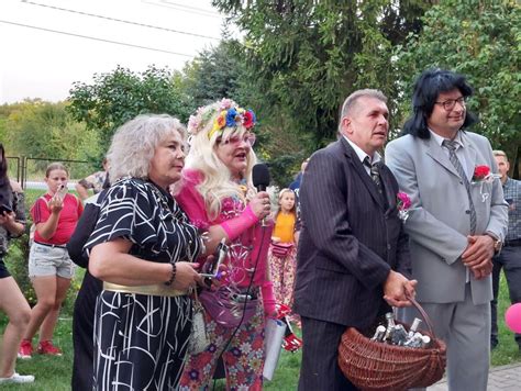 ilustracja przedstawiająca wesele w stylu PRL w wiejskiej remizie