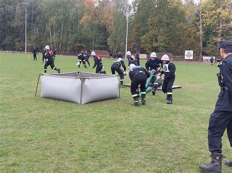 zdjęcie strażaków biorących udział w zawodach sportowo-pożarniczych