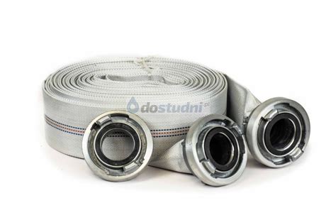 Zdjęcie węża strażackiego z widocznymi aluminiowymi złączkami i metalowymi opaskami.