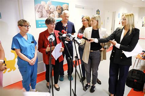 Emilka w szpitalu, z widocznymi obrażeniami po pożarze