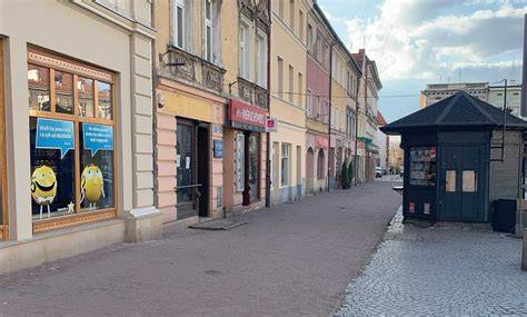 Zdjęcie fasady lokalu usługowego z dużą witryną w Tarnowie