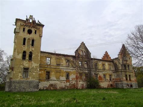 Pałac w Gałowie - obecny stan zniszczonych murów