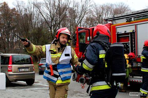 ćwiczenia straży pożarnej przy symulowanym pożarze gazociągu
