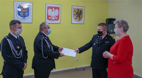 Zdjęcie przedstawiające wręczenie decyzji o włączeniu OSP Palędzie do KSRG