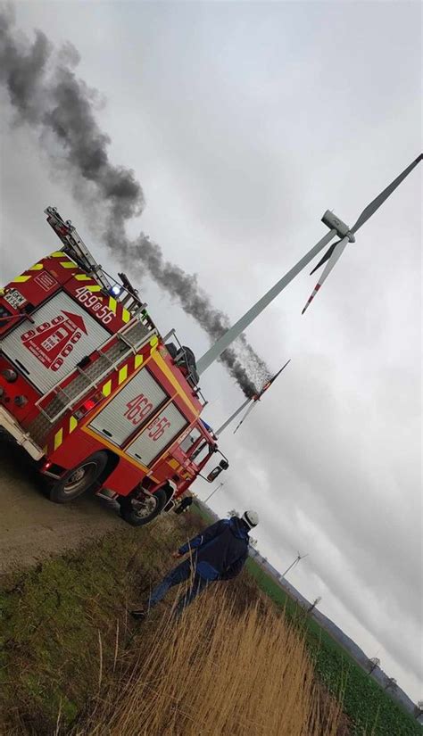 działania strażaków przy płonącej gondoli turbiny wiatrowej