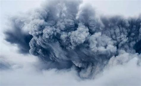 chmura dymu nad czeską elektrownią