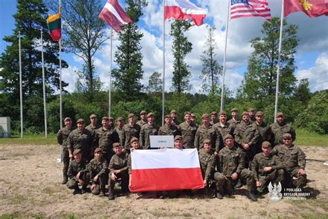 Zespoły strażackie podczas ćwiczeń bojowych na zawodach