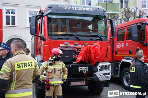 zdjęcie nowych wozów strażackich przekazywanych jednostkom OSP na Mazowszu