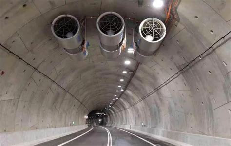 przekrój tunelu Mont Blanc z zaznaczeniem nowych systemów bezpieczeństwa (np. nisze bezpieczeństwa, wentylacja)