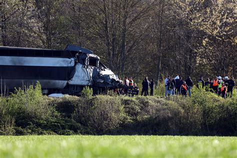 zdjęcie uszkodzonego pociągu TGV i ciężarówki po zderzeniu na przejeździe kolejowym we Francji