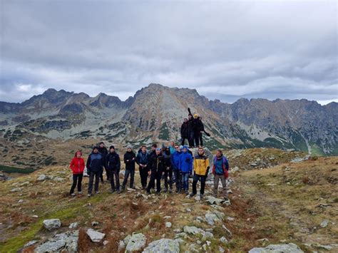 Grupa młodych strażaków podczas wycieczki górskiej