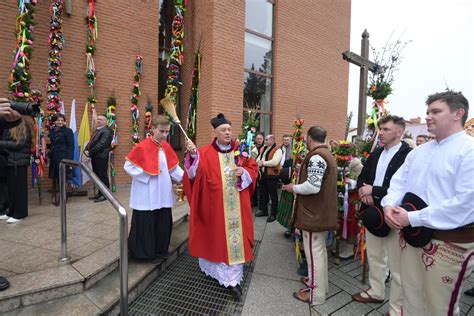 archiwalne zdjęcie przedstawiające obrzęd 